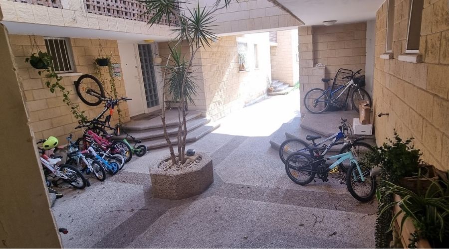 נזילת מים בחלל משותף במבואה min