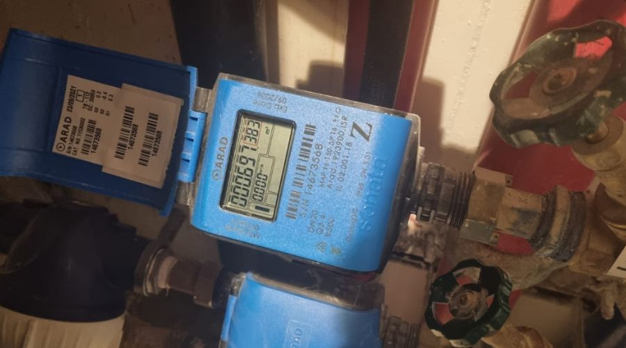 שעון המים בבניין דירות
